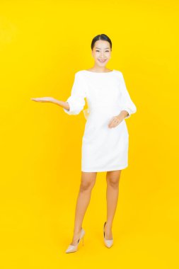 Portre güzel Asyalı kadın gülümsüyor. Renkli arka planda hareket var.