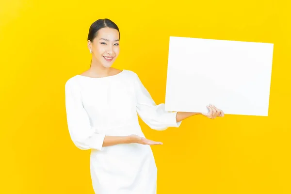 Portret Mooie Jonge Aziatische Vrouw Met Lege Witte Billboard Kleur — Stockfoto