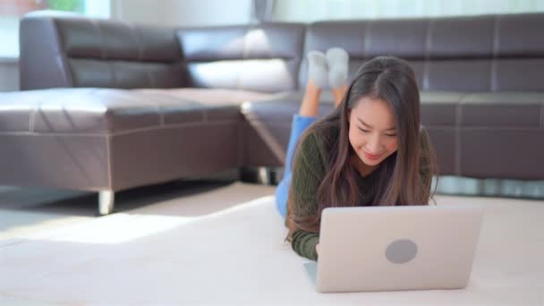 Imagens Mulher Asiática Trabalhando Com Laptop Casa — Vídeo de Stock