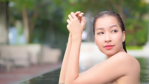Imagens Bela Jovem Asiática Mulher Relaxar Sorriso Lazer Redor Piscina — Vídeo de Stock