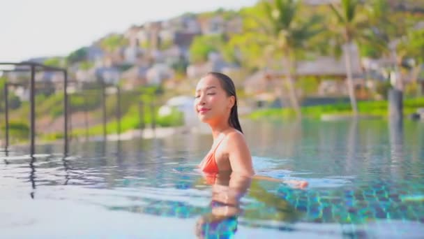 Material Archivo Hermosa Mujer Asiática Relajarse Sonrisa Ocio Alrededor Piscina — Vídeos de Stock