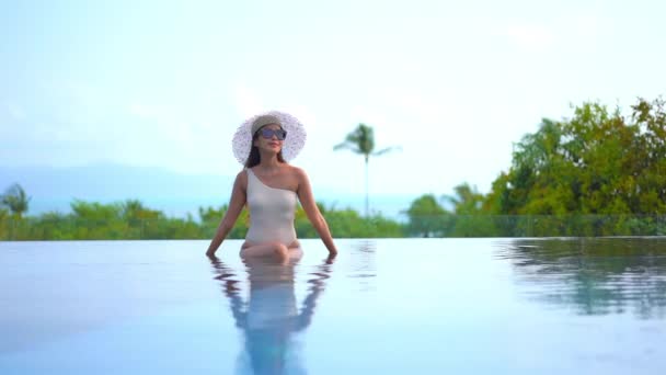 Material Archivo Hermosa Mujer Asiática Relajarse Sonrisa Ocio Alrededor Piscina — Vídeo de stock