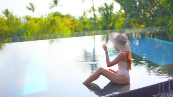 Material Archivo Hermosa Mujer Asiática Relajarse Sonrisa Ocio Alrededor Piscina — Vídeo de stock