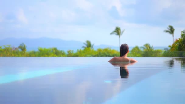 Material Archivo Hermosa Mujer Asiática Relajarse Sonrisa Ocio Alrededor Piscina — Vídeo de stock