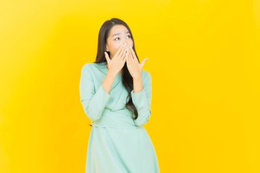 Portre güzel Asyalı kadın gülümsüyor. Renkli arka planda hareket var.