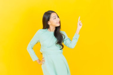 Portre güzel Asyalı kadın gülümsüyor. Renkli arka planda hareket var.