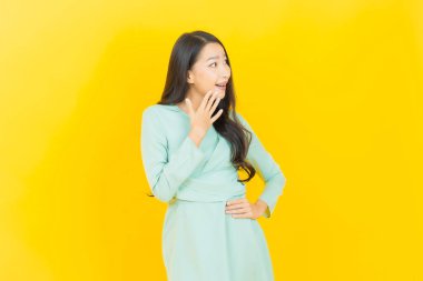 Portre güzel Asyalı kadın gülümsüyor. Renkli arka planda hareket var.