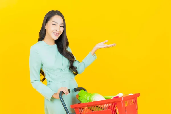 Ritratto Bella Giovane Donna Asiatica Sorriso Con Cesto Della Spesa — Foto Stock