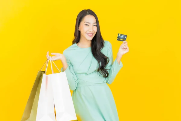 Ritratto Bella Giovane Donna Asiatica Sorriso Con Shopping Bag Sfondo — Foto Stock