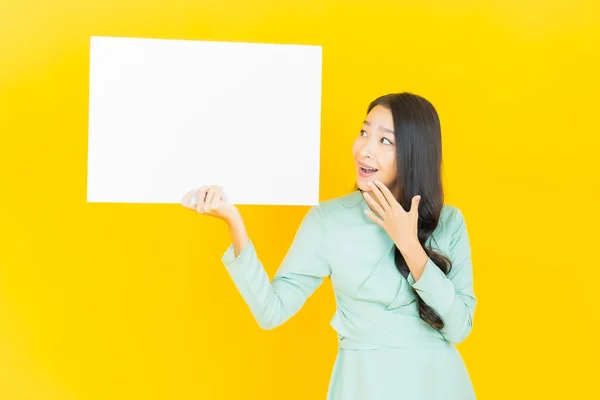 Ritratto Bella Giovane Donna Asiatica Con Cartellone Bianco Vuoto Sfondo — Foto Stock