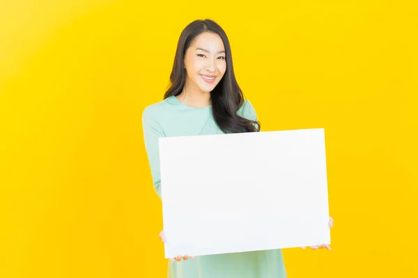 Retrato Bela Jovem Asiático Mulher Com Vazio Branco Outdoor Cor — Fotografia de Stock