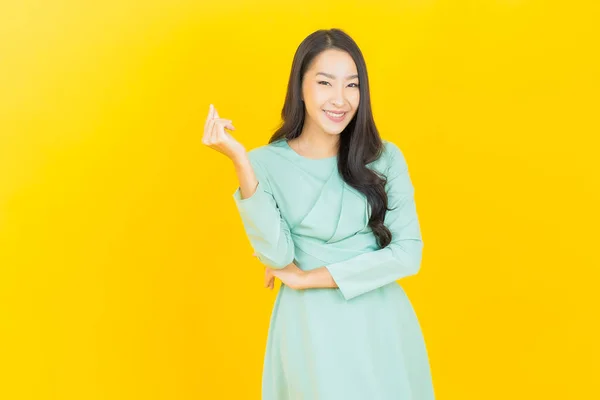 Portret Mooie Jonge Aziatische Vrouw Glimlach Met Actie Kleur Achtergrond — Stockfoto