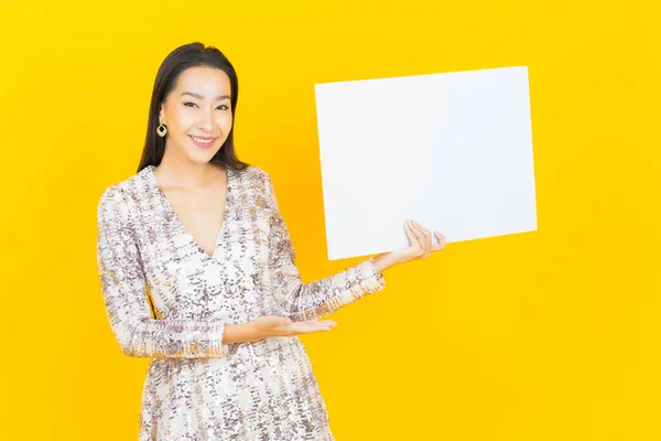 Portret Mooie Jonge Aziatische Vrouw Met Lege Witte Billboard Kleur — Stockfoto
