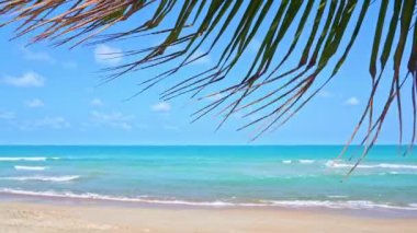 Güzel dalgalı denizin sakin görüntüleri.