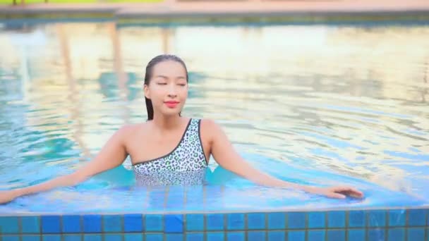 Séquences Belle Jeune Femme Asiatique Relax Sourire Loisirs Autour Piscine — Video