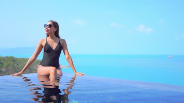 Imagens Bela Jovem Asiática Mulher Relaxar Sorriso Lazer Redor Piscina — Vídeo de Stock