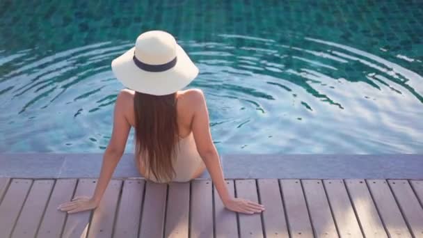 Material Archivo Hermosa Mujer Asiática Relajarse Sonrisa Ocio Alrededor Piscina — Vídeo de stock