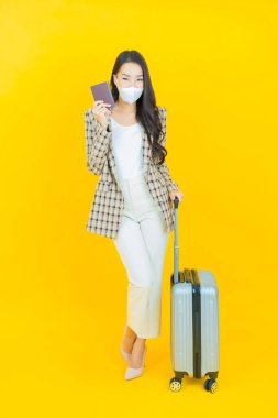 Çantalı ve pasaportlu güzel Asyalı kadın seyahate hazır.