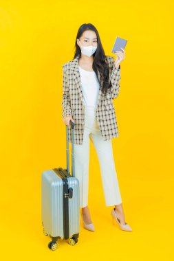Çantalı ve pasaportlu güzel Asyalı kadın seyahate hazır.