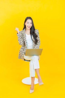 Asyalı güzel bir kadının portresi bilgisayarla izole edilmiş arka planda gülümsüyor.