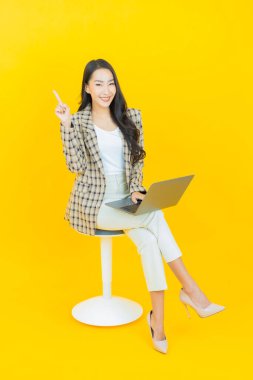 Asyalı güzel bir kadının portresi bilgisayarla izole edilmiş arka planda gülümsüyor.