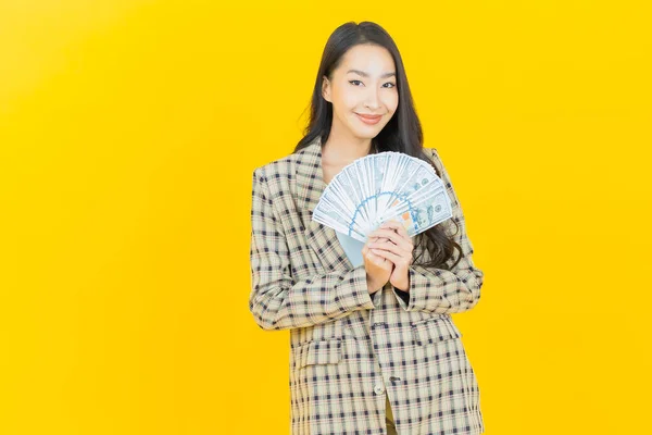 Πορτρέτο Όμορφη Νεαρή Ασιατική Γυναίκα Χαμόγελο Πολλά Μετρητά Και Χρήματα — Φωτογραφία Αρχείου