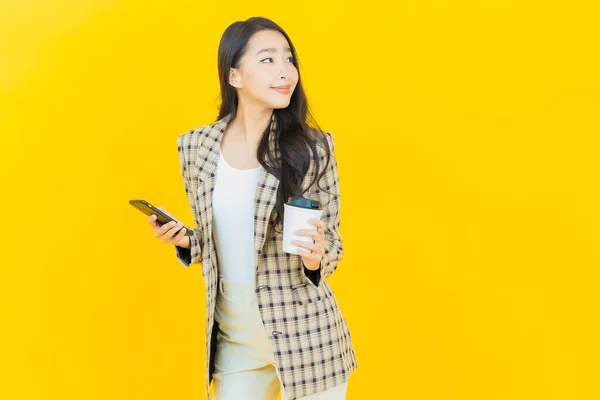 Retrato Bonito Jovem Asiático Mulher Sorriso Com Telefone Celular Inteligente — Fotografia de Stock