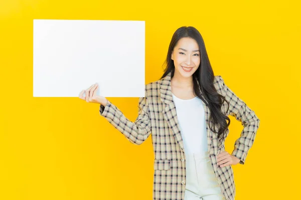 Portret Mooie Jonge Aziatische Vrouw Met Lege Witte Billboard Kleur — Stockfoto