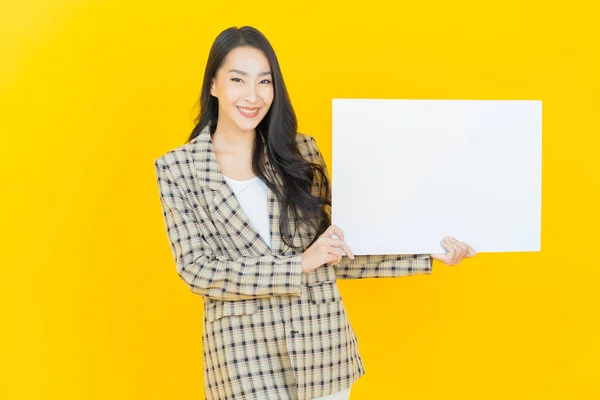 Portret Mooie Jonge Aziatische Vrouw Met Lege Witte Billboard Kleur — Stockfoto