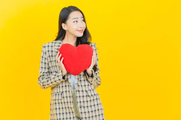 Portret Mooie Jonge Aziatische Vrouw Glimlach Met Hart Kussen Vorm — Stockfoto