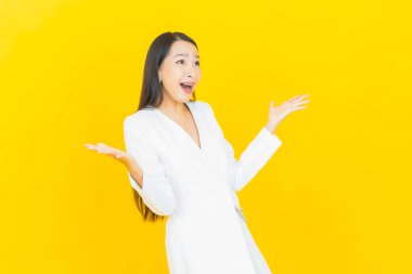 Portre güzel Asyalı kadın gülümsüyor. Renkli arka planda hareket var.