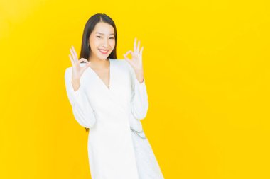 Portre güzel Asyalı kadın gülümsüyor. Renkli arka planda hareket var.