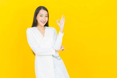 Portre güzel Asyalı kadın gülümsüyor. Renkli arka planda hareket var.