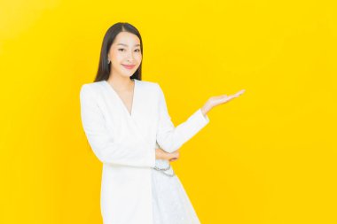 Portre güzel Asyalı kadın gülümsüyor. Renkli arka planda hareket var.