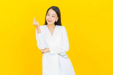 Portre güzel Asyalı kadın gülümsüyor. Renkli arka planda hareket var.