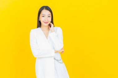 Portre güzel Asyalı kadın gülümsüyor. Renkli arka planda hareket var.