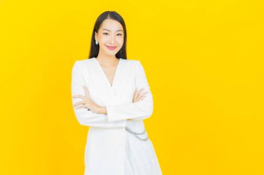 Portre güzel Asyalı kadın gülümsüyor. Renkli arka planda hareket var.