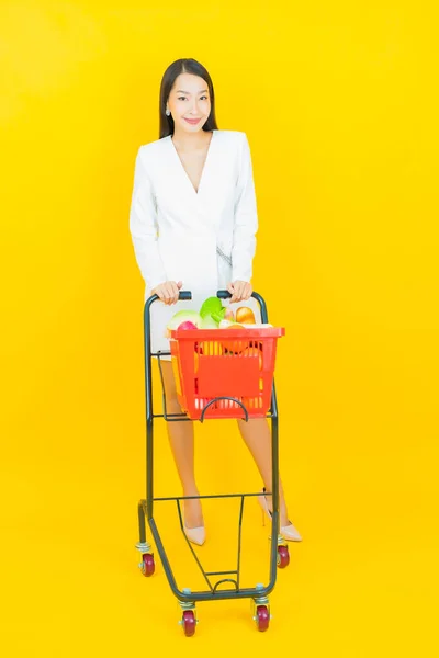 Retrato Bonito Jovem Asiático Mulher Sorriso Com Mercearia Cesta Supermercado — Fotografia de Stock