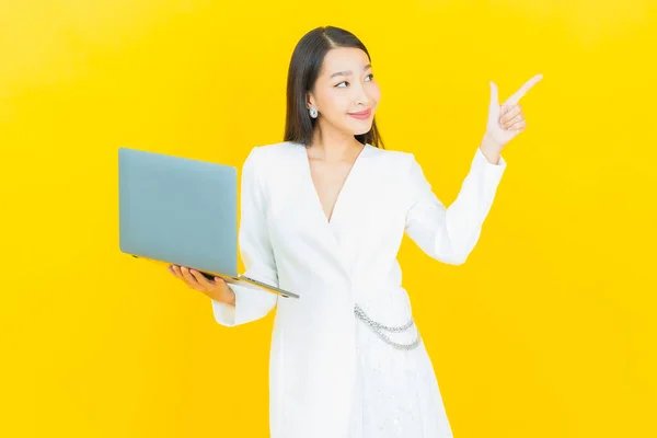 Portret Mooie Jonge Aziatische Vrouw Glimlach Met Computer Laptop Geïsoleerde — Stockfoto