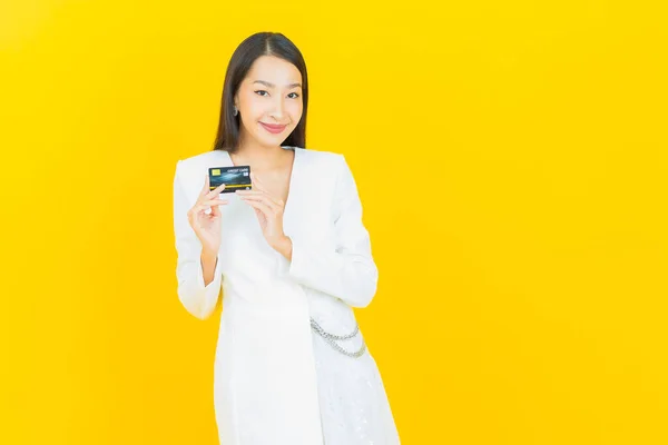 Porträtt Vacker Ung Asiatisk Kvinna Leende Med Kreditkort Färg Bakgrund — Stockfoto