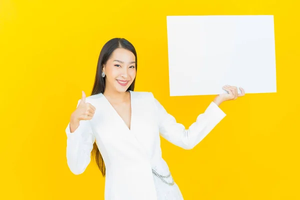 Portret Mooie Jonge Aziatische Vrouw Met Lege Witte Billboard Kleur — Stockfoto