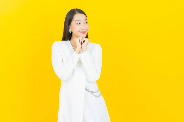 Portre Güzel Asyalı Kadın Gülümsüyor Renkli Arka Planda Hareket Var — Stok fotoğraf