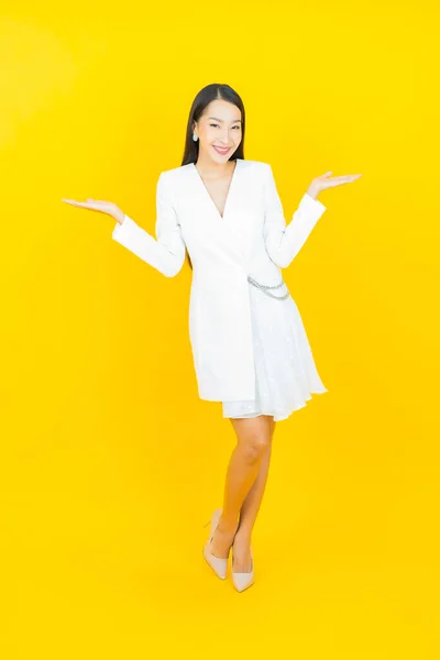 Portret Mooie Jonge Aziatische Vrouw Glimlach Met Actie Kleur Achtergrond — Stockfoto