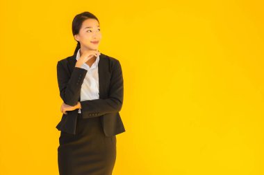 Güzel portre genç iş kadını Asyalı mutlu gülücük sarı izole arka planda birçok eylem