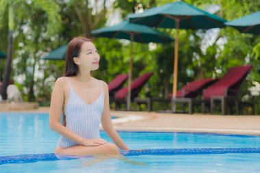 Güzel bir Asyalı kadın portresi. Rahatına bak. Rahatına bak.