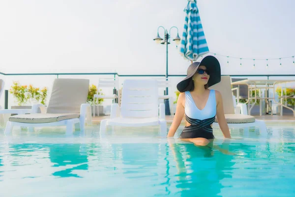 아름다운 휴가를 보내기 리조트 수영장에서 즐거운 미소를 — 스톡 사진