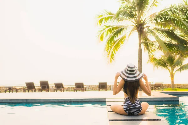 Retrato Bela Jovem Mulher Asiática Relaxar Redor Piscina Livre Hotel — Fotografia de Stock