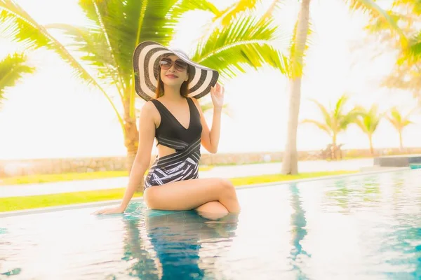 Retrato Bela Jovem Mulher Asiática Relaxar Redor Piscina Livre Hotel — Fotografia de Stock