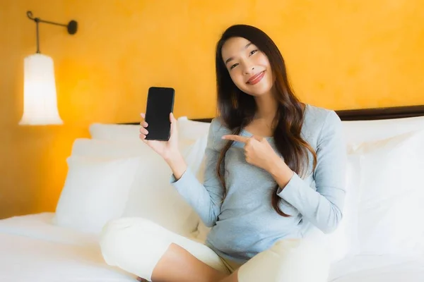 Portrait Belle Jeune Femme Asiatique Utilisant Téléphone Portable Sur Lit — Photo