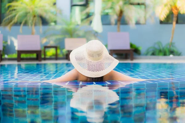 Retrato Hermosa Joven Mujer Asiática Relajarse Alrededor Piscina Complejo Hotelero — Foto de Stock